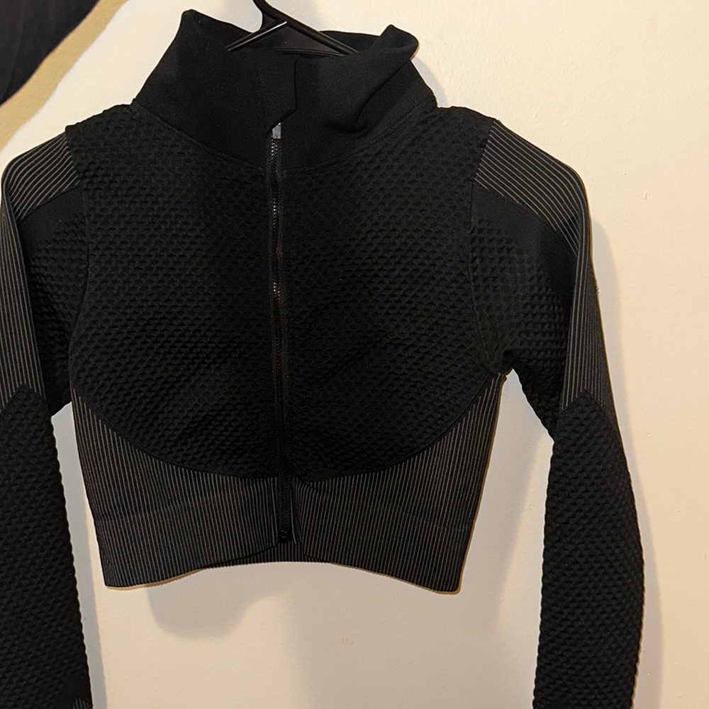 Black long cropped shirt